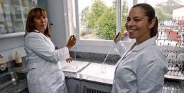 Ver�nica (derecha) y Mercedes en el aula del IES Montecelo donde cursan este a�o primero de Farmacia y Parafarmacia.