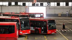 La nave de cocheras de Tranv�as, donde descansan los autobuses urbanos de A Coru�a, est� en la carretera Os Fortes