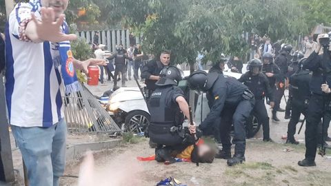 Un grupo de policías asiste a uno de los heridos en el atropello