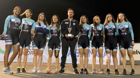 El equipo de patinaje femenino de Siero con la copa