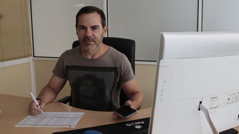 Javier Pardeiro, no seu despacho nas oficinas do Reyco Burela FS.