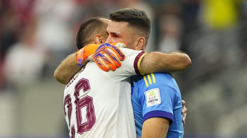 El gallego Borja Iglesias abraza a Unai Sim�n tras la victoria de Espa�a ante Portugal.