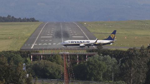 Un avi�n de Ryanair prepar�ndose para despegar en Lavacolla.