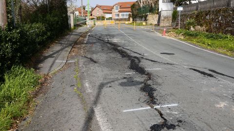La carretera provincial entre Mi�o y Perbes presenta grandes grietas.