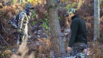 Imagen de archivo de dos cazadores usando arco para capturar jabal�es en los montes de�A Madroa, en Vigo.