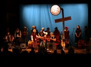 Ru�, en el centro, es la persona alrededor de la gira un montaje que busca eliminar barreras.