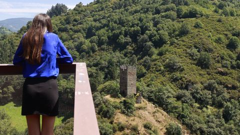 Una joven contempla la Torre de Doncos, en Os Ancares lucenses