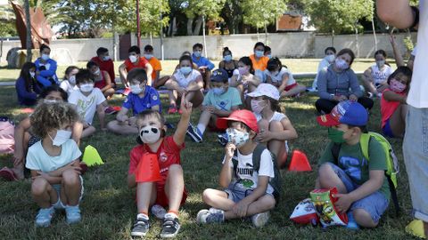 Campamento de nios en Barraa (Boiro) con uso de mascarillas