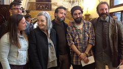 Nuria Espert, junto a varios actores, en el vest�bulo del Jovellanos