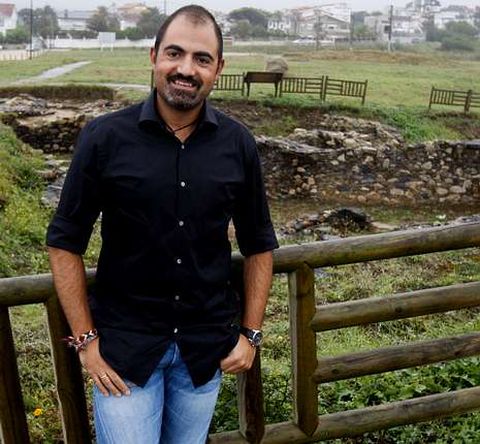 Rafael Rodr�guez, frente al yacimiento de A Lanzada, que excav� hace cuatro a�os. 
