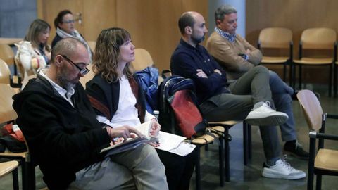 La Audiencia Provincial de Oviedo continua hoy el juicio por las presuntas irregularidades contables en el Centro Niemeyer de Avil�s. En la imagen, el exjefe de producci�n del complejo cultural Marc Mart� (2d), el exagente de viajes Jos� Mar�a Vigil (1d), el exdirector general de la Fundaci�n Niemeyer, Natalio Grueso (1i), y su exesposa, Judit Pereiro (2i)