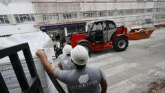 El edificio se encuentra rodeado de andamios para llevar a cabo las obras de aislamiento de las fachadas