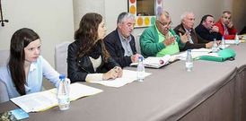 ASAMBLEA EN CARBALLO. La Federaci�n Provincial del Caza celebr� el viernes una asamblea en la que se presentaron cuentas, programaci�n, el proyecto de la Lei de Caza o las nuevas incorporaciones a la junta directiva, que preside Manuel Saa Casariego (cuarto por la izquierda). 