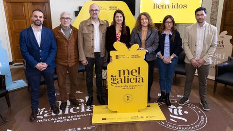 La presentaci�n de la nueva imagen de Mel de Galicia cont� con la presencia de la conselleira do Medio Rural, en el centro