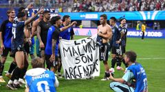 Los jugadores argentinos, con la pancarta de las islas Malvinas