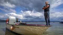 Jos&eacute; Antonio Outeiral a bordo de la embarcaci&oacute;n en la que ahora faena su hijo
