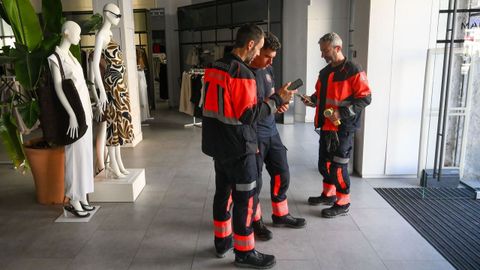 Trabajadores de Emergencias de Santander consultan sus móviles durante el apagón.