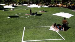 Gente disfrutando de un d�a de sol en el parque Marechal Carmona de Cascais