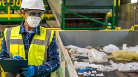 Un inspector vigila el proceso de selecci�n de residuos