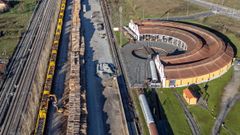 Carga de madera en la explanada ferroviaria del Porto Seco de Monforte