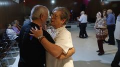 Una pareja de mayores en la actividad de baile del centro de Monelos, A Coru&ntilde;a, en el 2024