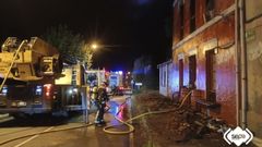 Un incendio quema un restaurante abandonado de dos plantas en Arnao sin causar heridos.
