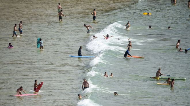 Las altas temperaturas del agua invitan a ba�arse en el mar, como se ve en esta foto de Foxos, en Sanxenxo