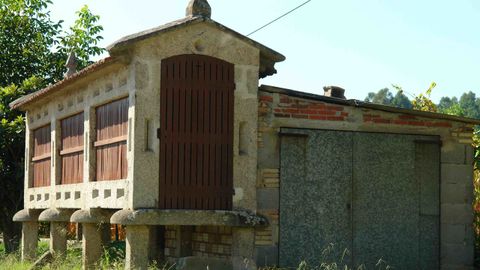 Una construccion adosada a un horreo, ejemplo de mala praxis