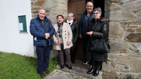 Jos Luis Gonzlez, este domingo con unos feligreses en la puerta de la iglesia de A Pobra do Brolln