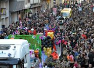 El pasado a�o numeroso p�blico sigui� el desfile. 