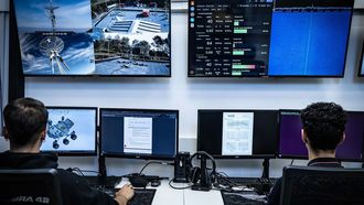 Operadores del grupo ATRG de la UVigo en la estaci�n de seguimiento de sat�lites de la Escuela de Ingenier�a de Telecomunicaci�n