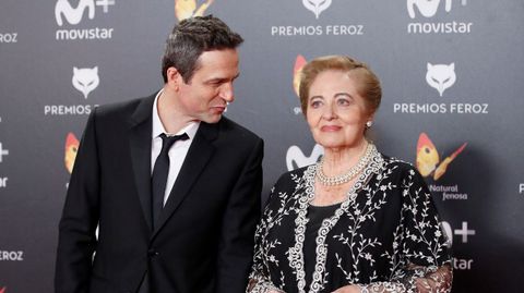 El director Gustavo Salmern junto a su madre Julieta