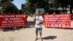 Los vendedores ambulantes protestan por el traslado de la feria de la alameda a la antigua ubicaci�n en el paseo de Rafael Areses