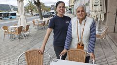 Lola Valdivieso y Maribel Fern�ndez, hosteleras de Ferrol Vello, en una de las terrazas del puerto.