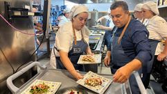 Alumnos y profesor preparando el men� del Obradoiro de Hostaler�a do Saln�s, en Sanxenxo