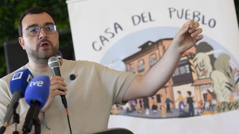El secretario general de la FSA-PSOE y presidente del Principado, Adri�n Barb�n