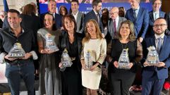 Teresa Rodr�guez (tercera por la izquierda), entre los premiados en la Gala del Aut�nomo.