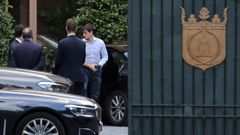 Luigi, el hijo ms pequeo de Berlusconi, a su llegada este martes a Villa San Martino.