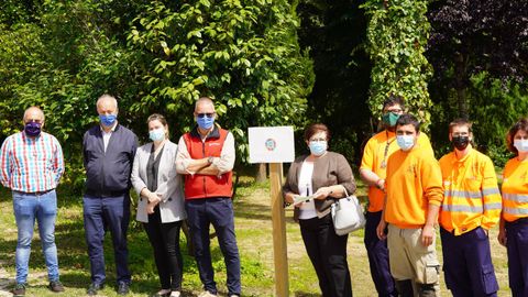 Una placa indica que la Ecobrigada rehabilit� el jard�n bot�nico