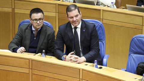 Los conselleiros Jos Gonzlez y Jos Lpez Campos observan a Rueda durante la sesin de control.