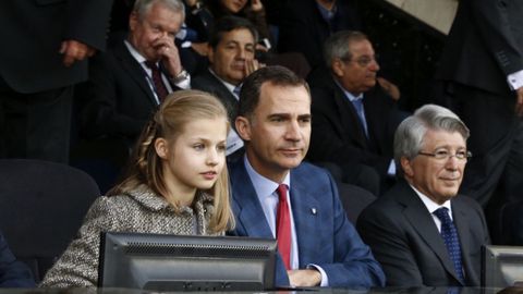 Felipe VI con su hija, la infanta Leonor, durante el partido entre el Atltico de Madrid y el Bayern de Munich de la Liga de Campeones en el 2016