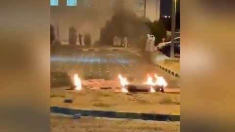 Restos de escombros ardiendo en Kuwait, tras el impacto de drones iran�es