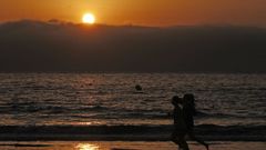 Foto de archivo eclipse solar en la playa de Samil
