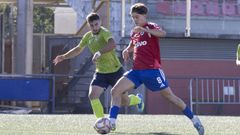 David Iglesias conduciendo el bal�n ante la presi�n de un defensor del Amorebieta