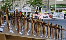 Los trabajadores de Tafisa volvieron a llevar sus protestas al entorno de la plaza de San Jos�. 