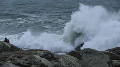 Fuerte oleaje en Mux�a, frente al santuario de A Barca