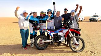 Fran G�mez Pallas y su equipo en el Dakar.