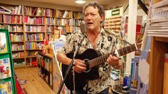 El escritor Ant�n Valcarce presenta libro, con recital y cancion, en la Librer�a La Voz de la Verdad
