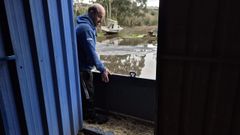 Gonzalo Exp�sito, mostrando una de las barreras de Almacenes Iberia, que impide que el agua pase a la nave. Una de ellas este jueves fall� como barrera.