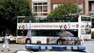 Uno de los buses turísticos de Vigo con la campaña navideña en inglés